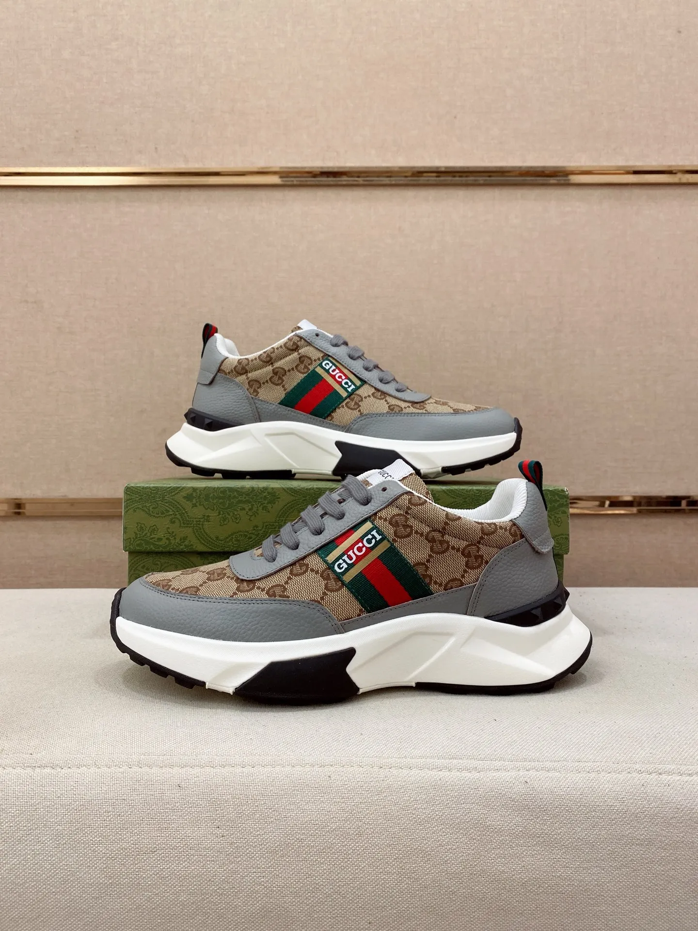 Men's men's shoes💰 462💰🇮🇹🇮🇹GUCCI🔍🔍new models are on sale at the same time at the counter. The uppers🇮🇹 are made of top-grain cowhide imported from Italy. Fully imported genuine leather lining 💪💪, completely 1⃣️ to 1⃣️ replica 🇮🇹💪💪, ⚠ sole: original sole provided by the original factory, exclusive movable molded sole super comfortable, ⚠ original factory follow-up, 🔍🔍 high quality, you can go in and out of the counter at will, welcome to compare⚠. Code number:38-44